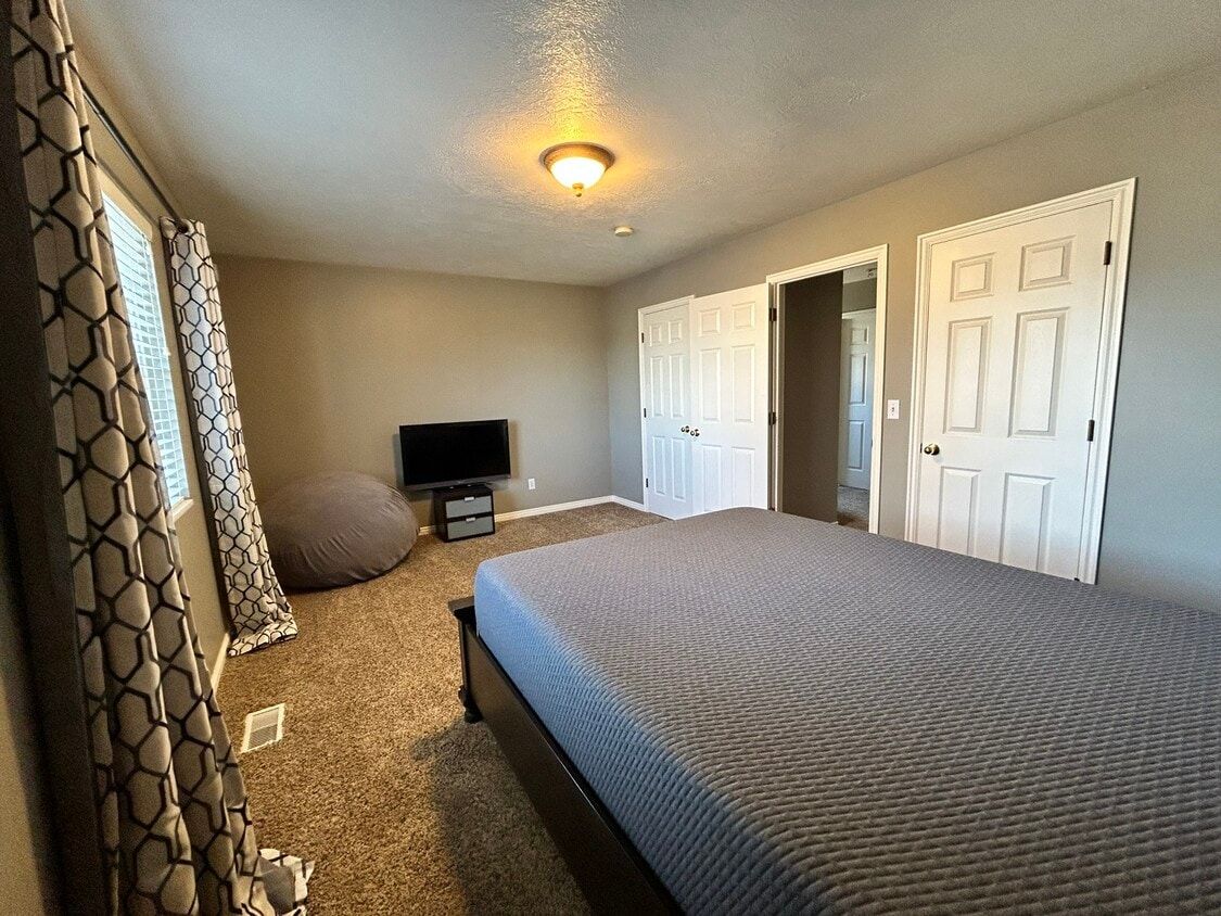 Primary Photo - 1501 Talon Dr