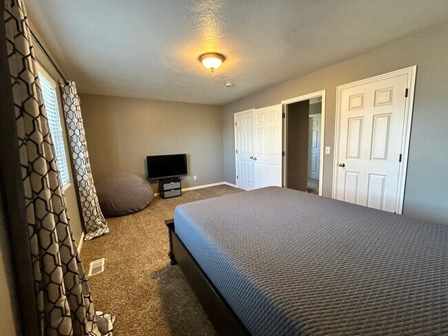 Building Photo - 1501 Talon Dr