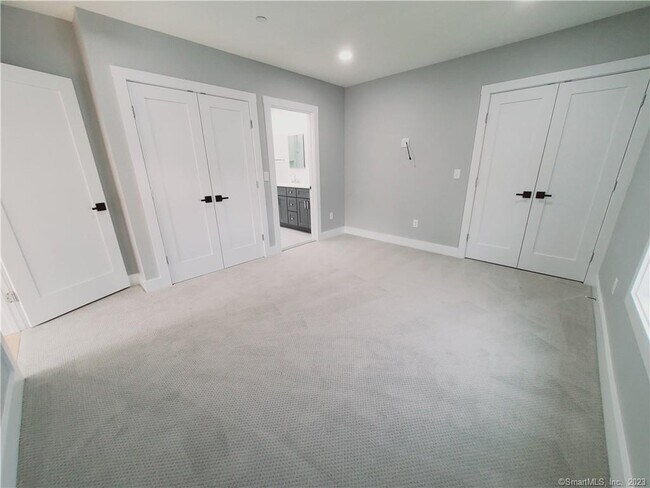 Building Photo - 492 Glenbrook Rd