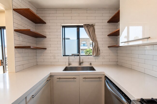 Foto del edificio - West Hollywood 1-Bedroom with Private Balcony, Rooftop Pool & City Views