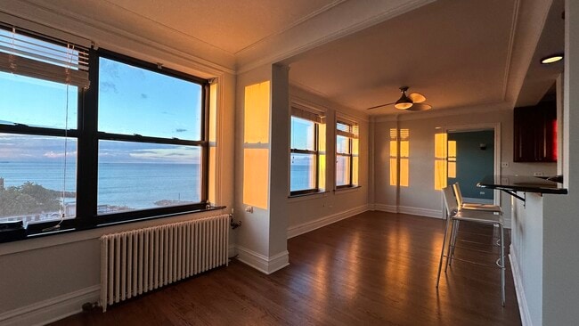 Building Photo - 1205 W Sherwin Ave