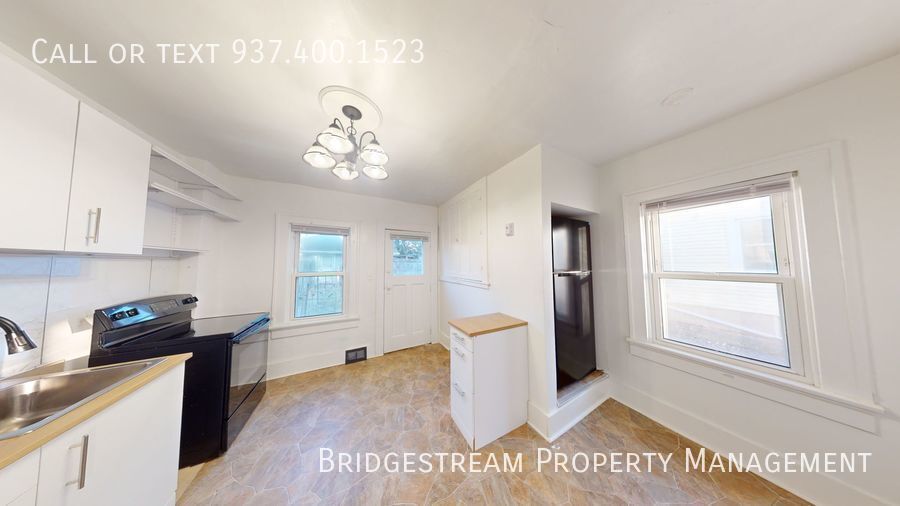 Foto principal - Cozy, updated 3 BR, 1.5 BA half double wit...