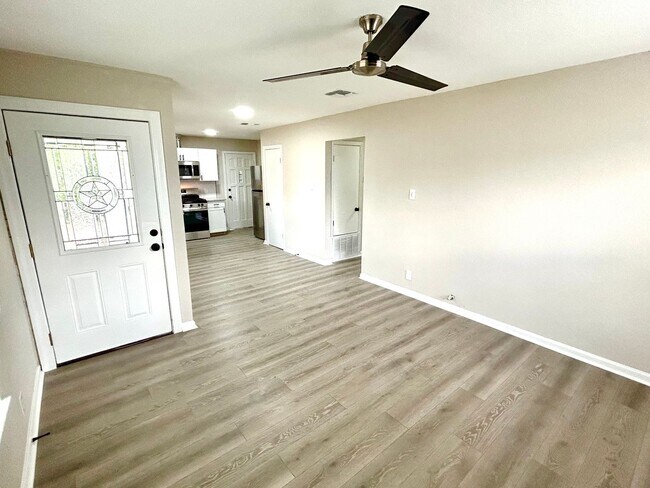 Foto del edificio - **APPLICATION RECEIVED** NEWLY RENOVATED! ...
