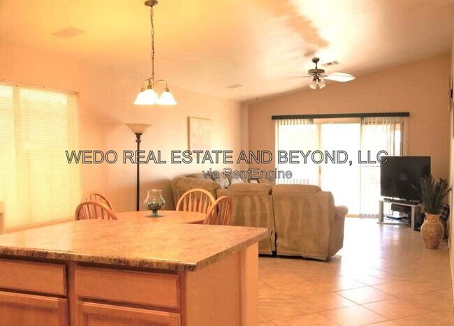 Building Photo - 687 E Baylor Ln
