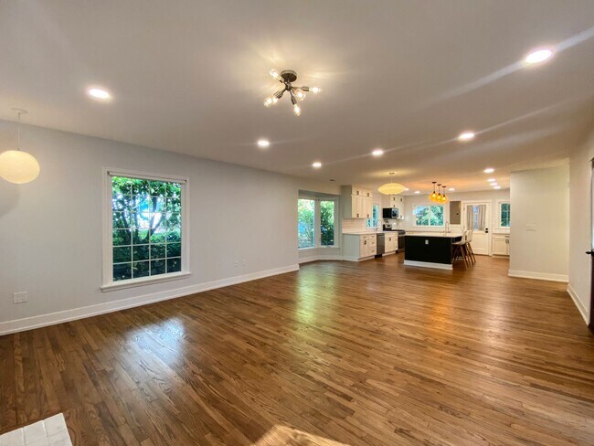 Foto del edificio - Gorgeous 2 bed home on the lake!!!