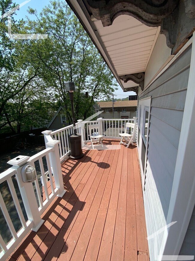 Building Photo - Huge 3 bed unit near Tenean Beach with par...