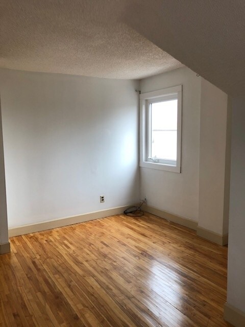 Building Photo - 3 Bed 2 Bath Unit in Edmonton, AB