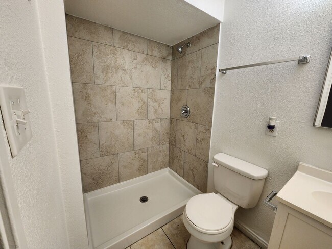 Foto del edificio - 1705 Breckenwood Ct