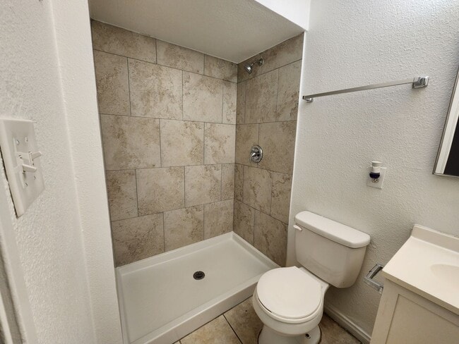 Building Photo - 1705 Breckenwood Ct