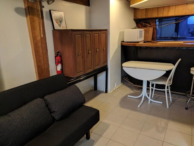Sillón de habitación pequeña, estante para libros y refrigerador personal - 5 Colonial Rd