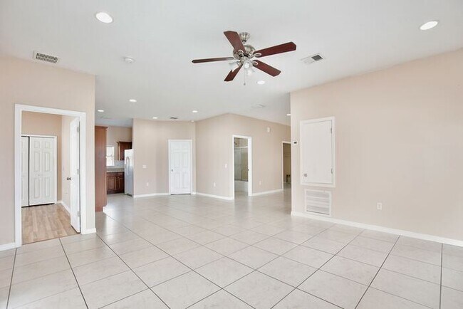 Foto del edificio - Spacious 4/2 Home with a Large Fenced Backyard and a 2 Car Garage Located in Buena Ventura Lakes ...