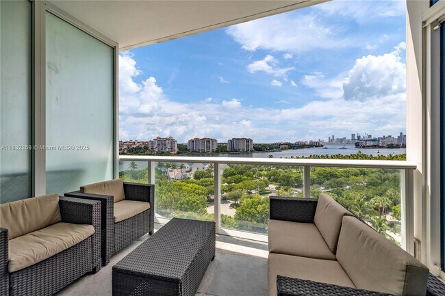 Foto del edificio - 100 South Pointe Dr
