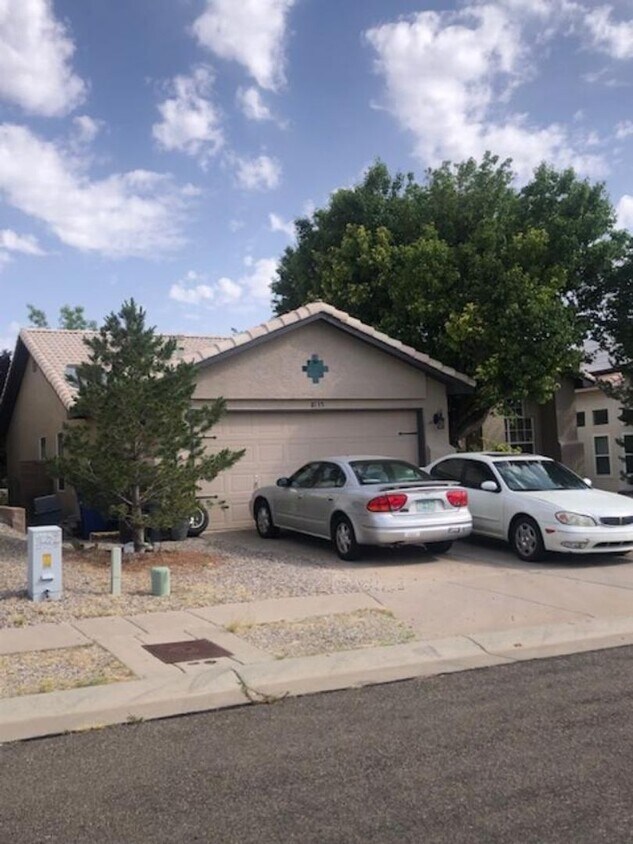 Building Photo - NW 4 BR Home large yard/outdoor space