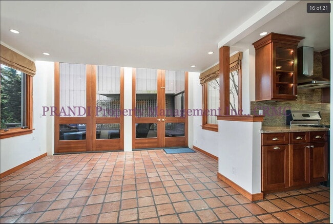 Foto del edificio - COMING SOON! Upgraded Townhouse with Spect...