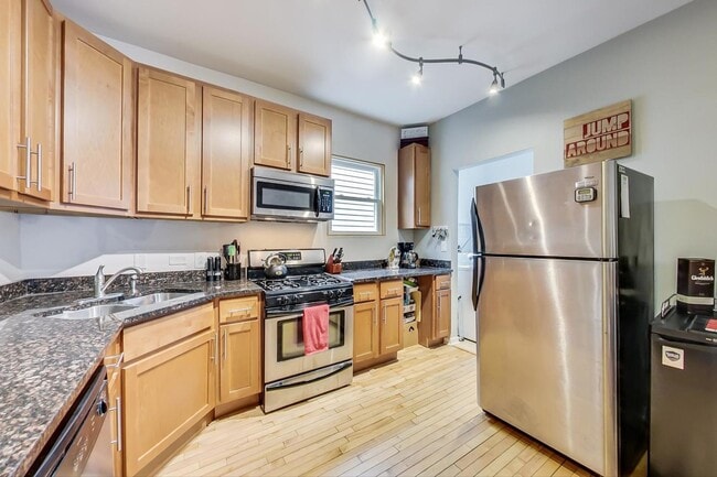 Building Photo - 3618 W Dickens Ave