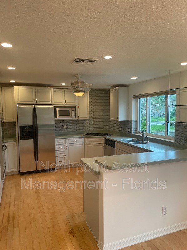 Foto del edificio - 8771 Bay Pointe Dr