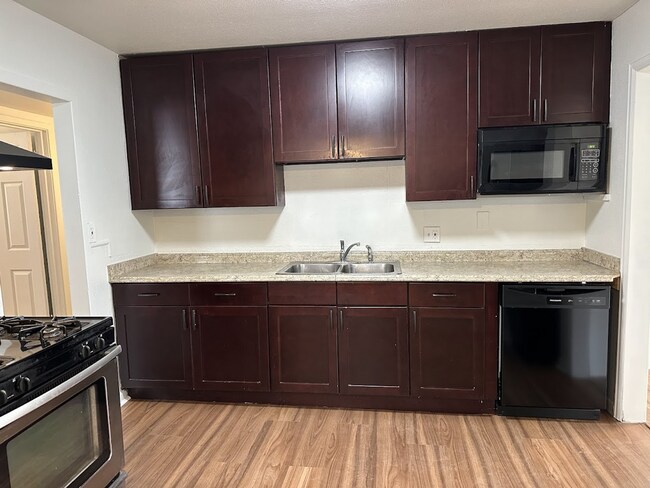 Foto del edificio - Spacious 4-Bed Home with Garage Near I-225...