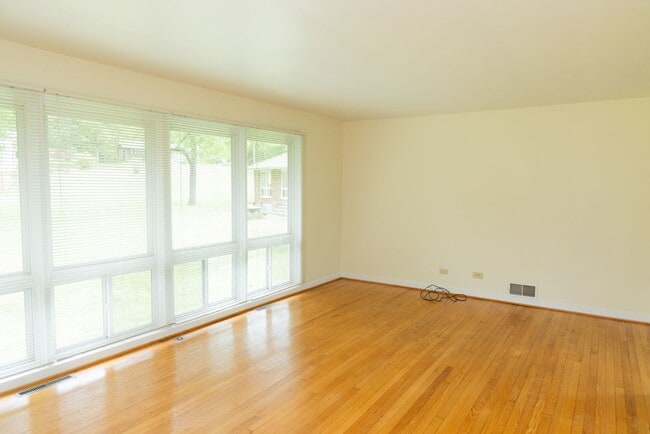Foto del edificio - Townhouses Available Near UVA
