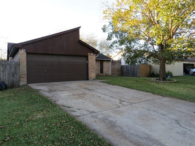 Foto del edificio - 8803 Sherrywood Dr