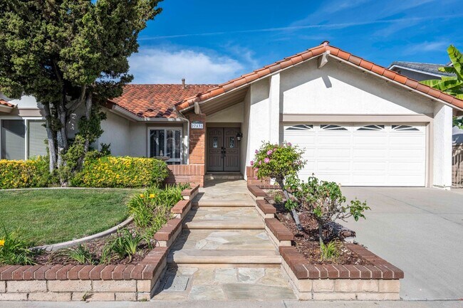 Foto del edificio - Single-story living with incredible panoramic sunset, mountain, and city light views