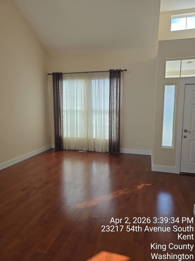 Building Photo - Kent Cypress Cove at the Lakes home - 3 bedroom 2.5 bath with 2 car garage - Available NOW.