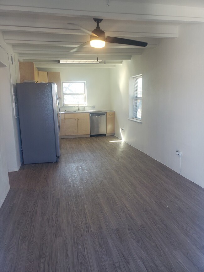 Building Photo - 1313 W San Antonio St