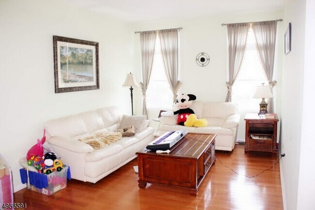 Foto del edificio - 341 Summerhill Dr