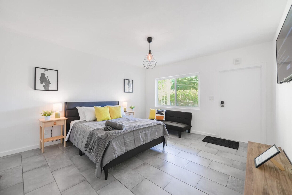 Foto principal - 515 NE 82nd St