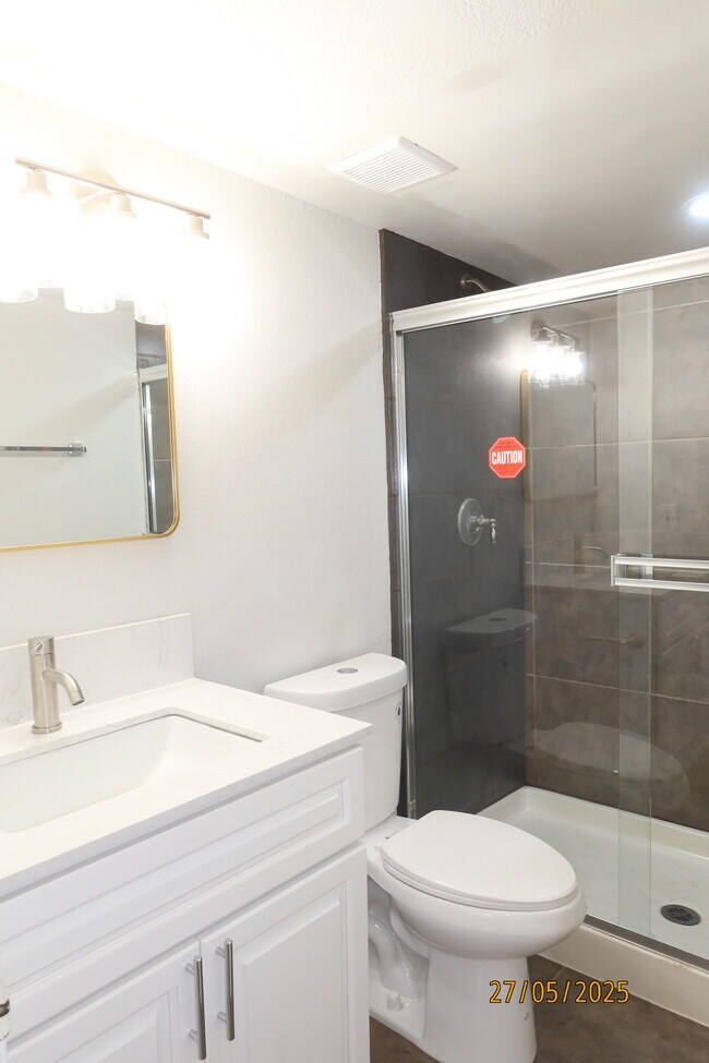 Baño de la planta superior - 1064 S Garfield Ave