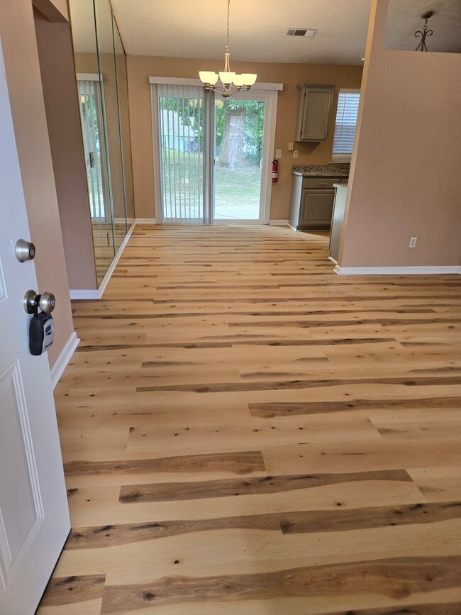 Front entryway - 6090 Emerald Pointe Cir