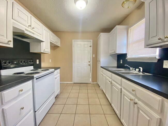 Foto del edificio - 3 bed 1.5 bath now available.