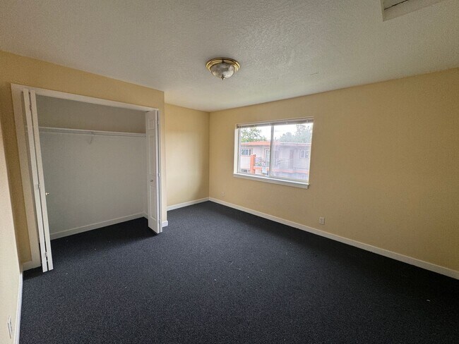 Building Photo - Blocks from UO! 2 bedroom 1.5 bath with in...