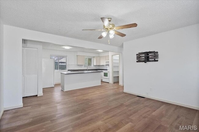 Photo - 807 Estate Dr House