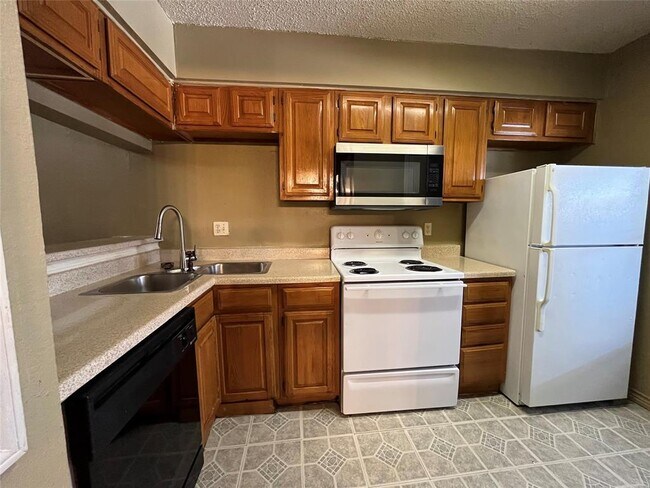 Foto del edificio - 8545 Midpark Rd