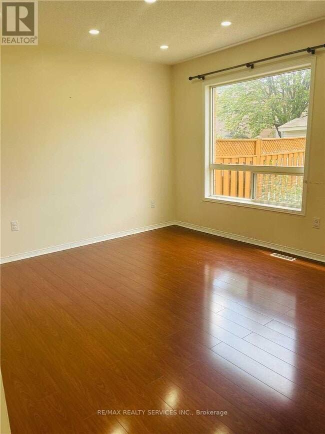 Building Photo - 20 Whiteface Crescent
