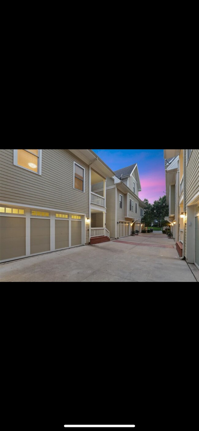 Building Photo - 2604 Thomas Ave