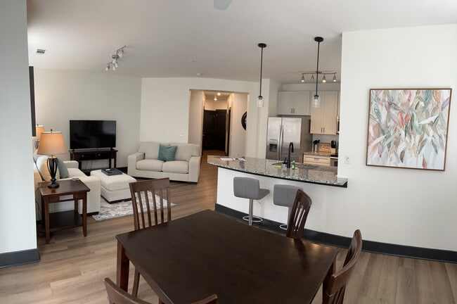 Foto del edificio - 401 W Trade St