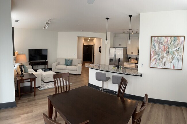 Foto del edificio - 401 W Trade St