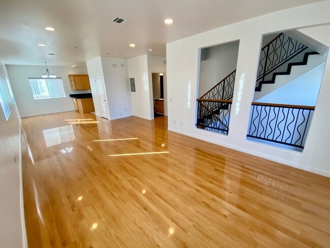 Foto del edificio - Spacious 4 Bed, 3 Bath Townhouse in Torran...