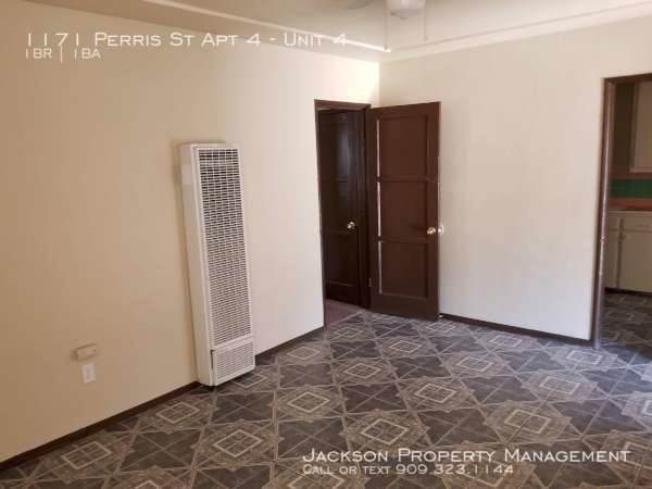 Building Photo - Great One Bedroom Duplex