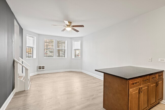 Building Photo - 3641 W Dickens Ave