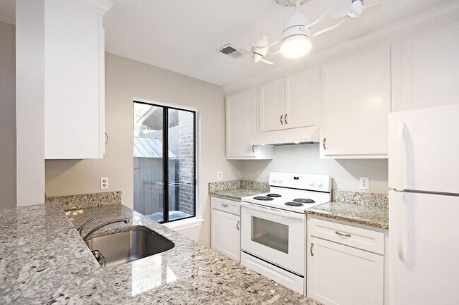 Foto del edificio - Move-in Ready Stonehenge Townhome - Cats Are Welcome!