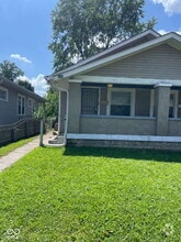 Building Photo - 894 N Gladstone Ave