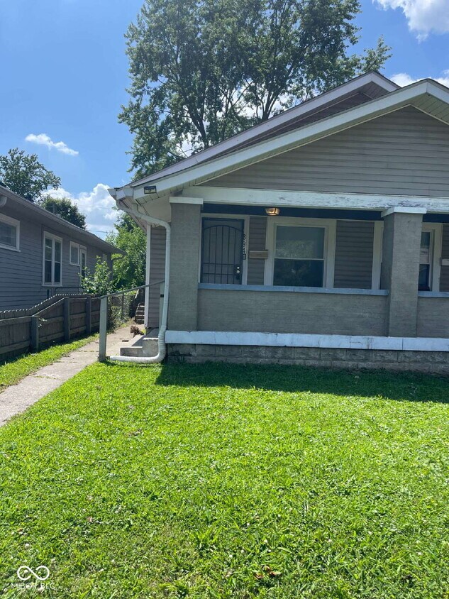 Foto principal - 894 N Gladstone Ave