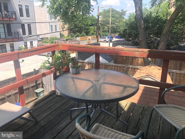 Foto del edificio - 1336 1/2 L St SE