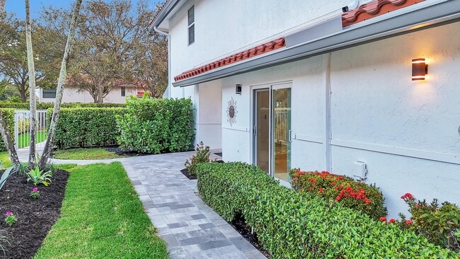 Building Photo - 8608 Vía Giula