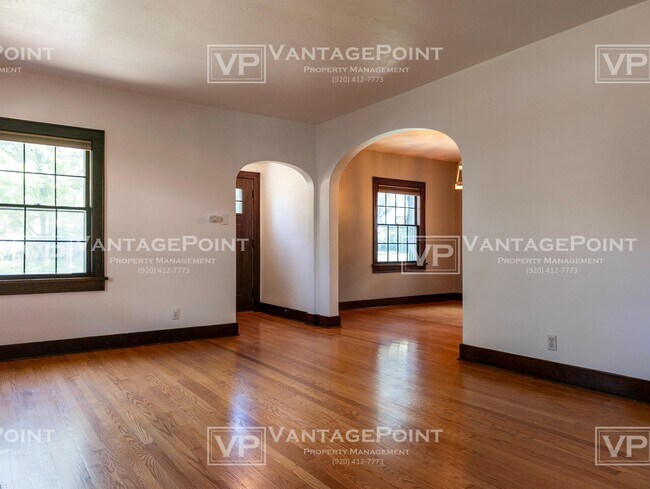 Building Photo - 712 Claude Allouez Terrace