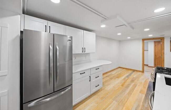 Refrigerador de puertas francesas y península a la altura de la encimera - 5014 W 36th Ave