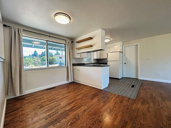 Building Photo - Comfortable 3 bed, 1 bath in the heart of ...
