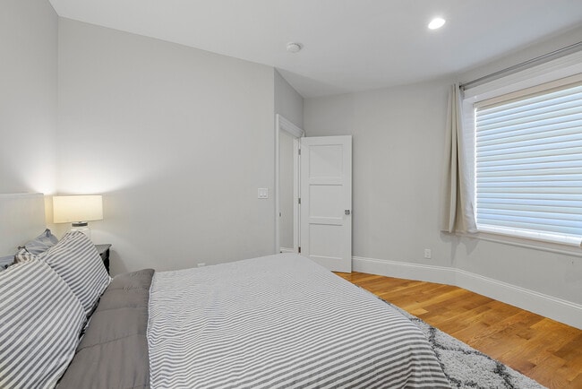 Building Photo - 1248 Beacon St